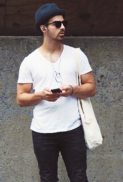 thejonasnetwork:  Joe Jonas out and about in NYC [8/26/13] 