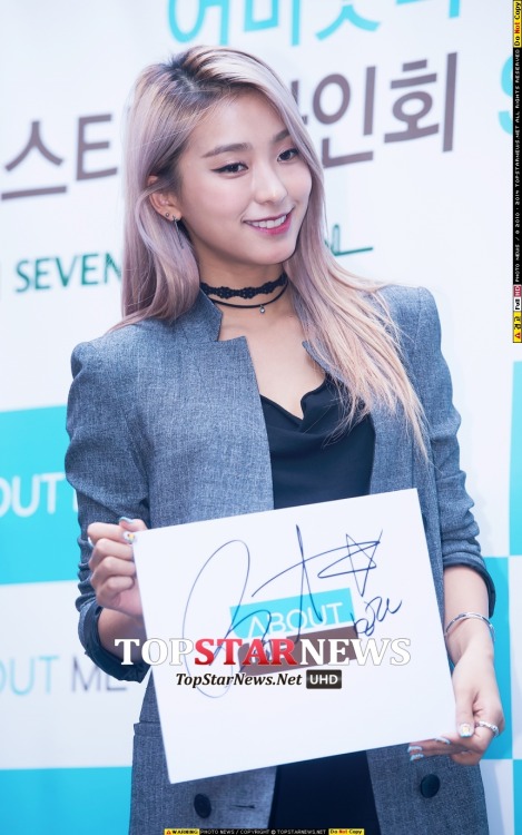 korean-dreams-girls:  Yoon Bora (Sistar) - ABOUT ME Fansign Pics 