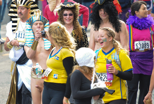 walkingandswinging:  Bay to Breakers fun with King tut pointing the way forwardâ€¦.