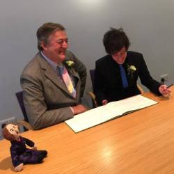 fuckyeahoscarwilde:  Stephen Fry and Elliot Spencer got married.