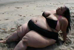 ssbbw16:  At the beach. I don’t care about these people looking