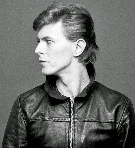 asylum-art:  The Outtakes of David Bowieâ€™s Iconic â€œHeroesâ€ Album Cover Shoot These outtakes from the photo session that yielded the Heroes cover, shot by Japanese photographer and designer Masayoshi Sukita in 1977. Â  David Bowie photographed by