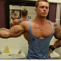 muslovr:  instagasm:  musclerod8888:  Young & vein…..vane