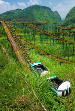 cjwho:  Abandoned Amusement Parks 1. Hubei province, China 2.