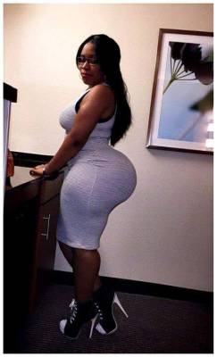 bigbuttsthickhipsnthighs:  Baby got pound cake