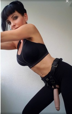 pollysexual: tonetail4fitfem2:  If you like seeing women wearing
