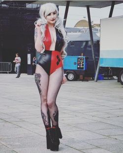 missstephzombie:  More Harley realness at #mcmlondon I have a serious case of the con blues! Is anyone going to MCM London In October?? This was took by @edzzztttuuurrr #suicidegirls #harleyquinn #suicidegirlsflirtyfriday #sguk #SG #Dc #cosplay #latex