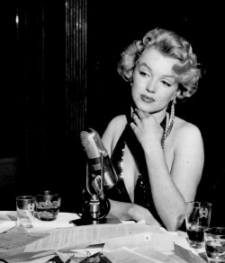 alwaysmarilynmonroe: Marilyn at the premiere of Baby Doll in