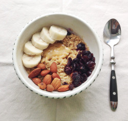 dontbemadcuzimdoinme:  My breakfast on a snowy morning! Oatmeal