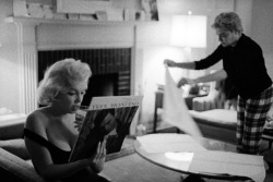 velvetnyc:  Los Angeles. 1960. Marilyn Monroe and Simone Signoret