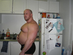 bigdudesarehot:  gaininghulk:  Awesome HUGE body! Just found