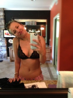 celebrity-nudes-leaked:  Kaley Cuoco Bra Selfie