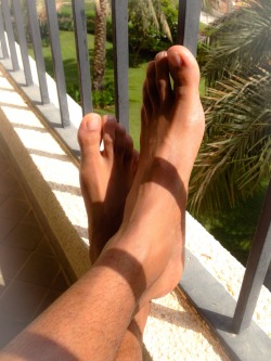 tfootielover:  pretty long toes on them big feet ;)))