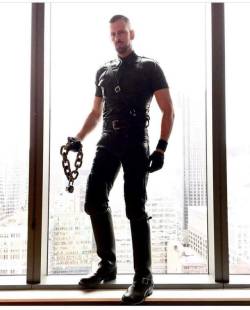 metalbondnyc: strictlygayleathersex:   for hot hairy men, muscles,