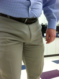 757bear:  allthebearsilike:  Dad bulge  O.M.G. Want to see this