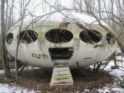 antediluviancurrent:  Abandoned 1968 Futuro House, Pennsylvania