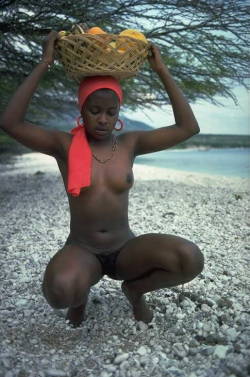 ebonygirlsarebeautiful:  Naked natural ebony girl on the beach carries