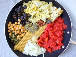 vegan-yums:  One Pot Spaghetti Alla Puttanesca with Chickpeas