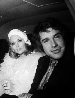 durbeyfields:Faye Dunaway and Warren Beatty arrive at the Moulin