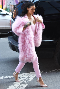 rihannalb:  Rihanna arriving at ‘’Good Morning America’’