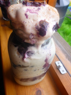lauralouiseraw:  Cinnamon nice-creme with blueberries and a sweet