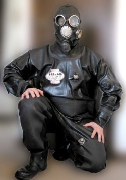 guysinrubberdrysuits:     Rubber Divers & Drysuits from the