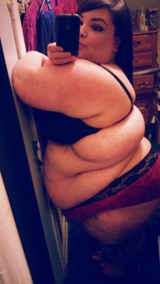 bigcutieaspen:  This side roll is getting to say goodbye to this bra.