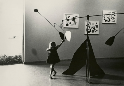 kafkasapartment:  Little Girl at MoMA With Calder Mobile, c.