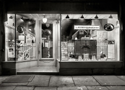 vinylespassion:  Graham shop. Store window display of the Graham