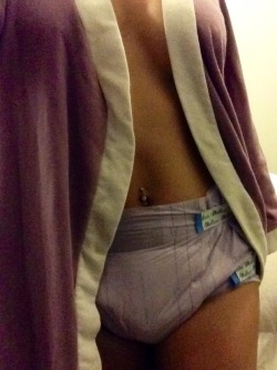 diaperbabe:Freshly showered, freshly diapered & ready for