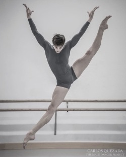 ohthentic:  pas-de-duhhh:Matteo Miccini dancer with Stuttgart