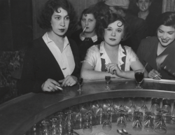 kvetchlandia: Brassaï     Women at the Bar of a Bistro, Rue
