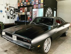 das-blut: jacdurac:   1969 Dodge Charger RT 440 4 Speed manual