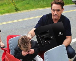 bestlols:  Robert Downey jr fails to give away xbox one 