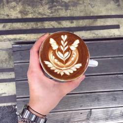 latte-art:🌿 Left-hander Elly’s Latte Art 🌿.Have a good