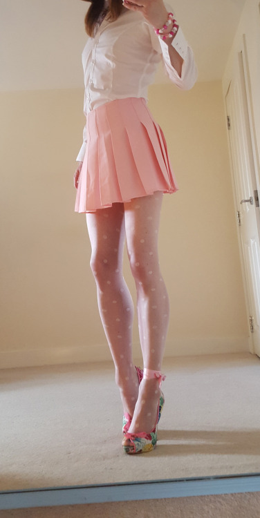 mainlyusedforwalking:  This blog needs more pink.  