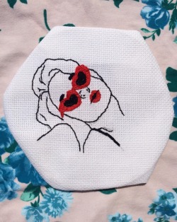 all-about-lolita:   dollietoy:  second embroidery project done