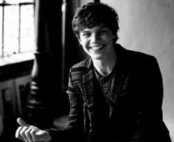 askemeifigivea-motherfuck:  Is it me or Evan Peters in black