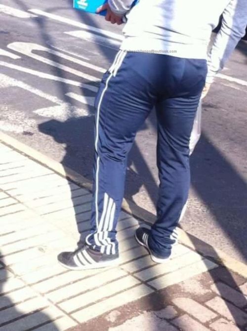 flaiteschilenos:  En un paradero un amigo del Tumblr se encontró con esta hermosura media RAJAAAAAAricooooooaportes a flaiteschilenos@outlook.com