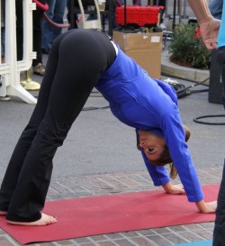 celebdosage:  Maria Menounos doing yoga.