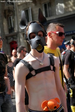 kinkyboyfrance:  Walking in the streets of Paris with my squeaky