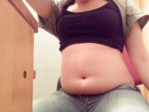 morefatbelly:  Tonight after dinner I ate a delicious tiramisu cake, a tube of whipped cream and drank two liters of water: the first photos showing my tummy before eaten with the remainder during my “little snack”.Latest photos, those without jeans,