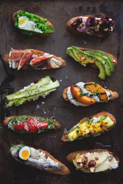 gastrogirl:  summer crostinis.