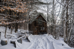 cabinporn:  Old corn crib converted into cabin with lofted bedroom