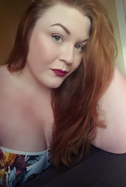SexySteph1988 goes with classic ginger pinup colors for this