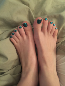 feetplease:  Sexy amateur feet in bed.http://imgur.com/a/E9sY8/u/Vaganny