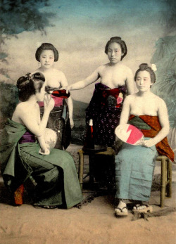 Topless Japanese geisha. Via Okinawa Soba.