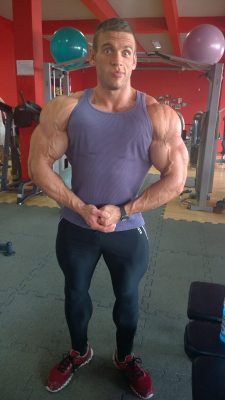 keepemgrowin:  Huge quads, freakishly hot biceps… oh, hell
