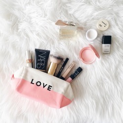 londonpearl:  https://www.instagram.com/thepinkdiary/