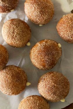 foodffs:  Maple Vanilla Cream Stuffed Chai Doughnuts Really nice